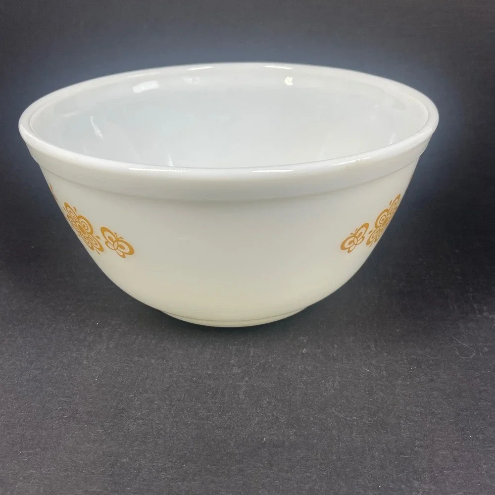 Vintage Pyrex Butterfly Gold 402 Mixing Bowl 1.5 Qt White Yellow Floral 7 Inch